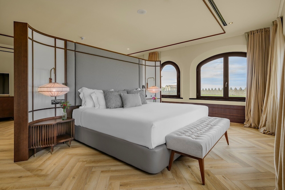 Tower, Suite, King Bed