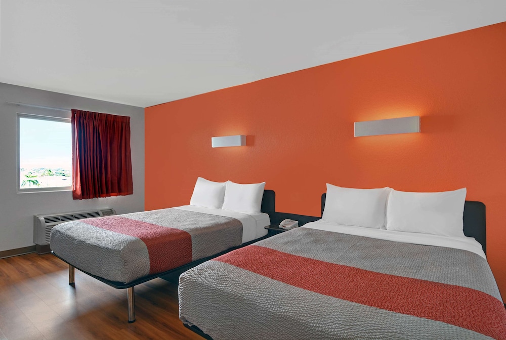 2 Queen Beds - ADA/Tub/Premium/Micfridge