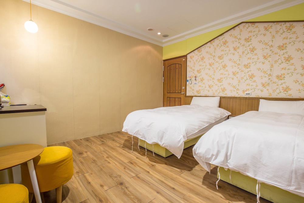 N. Castle Hotel 34/41