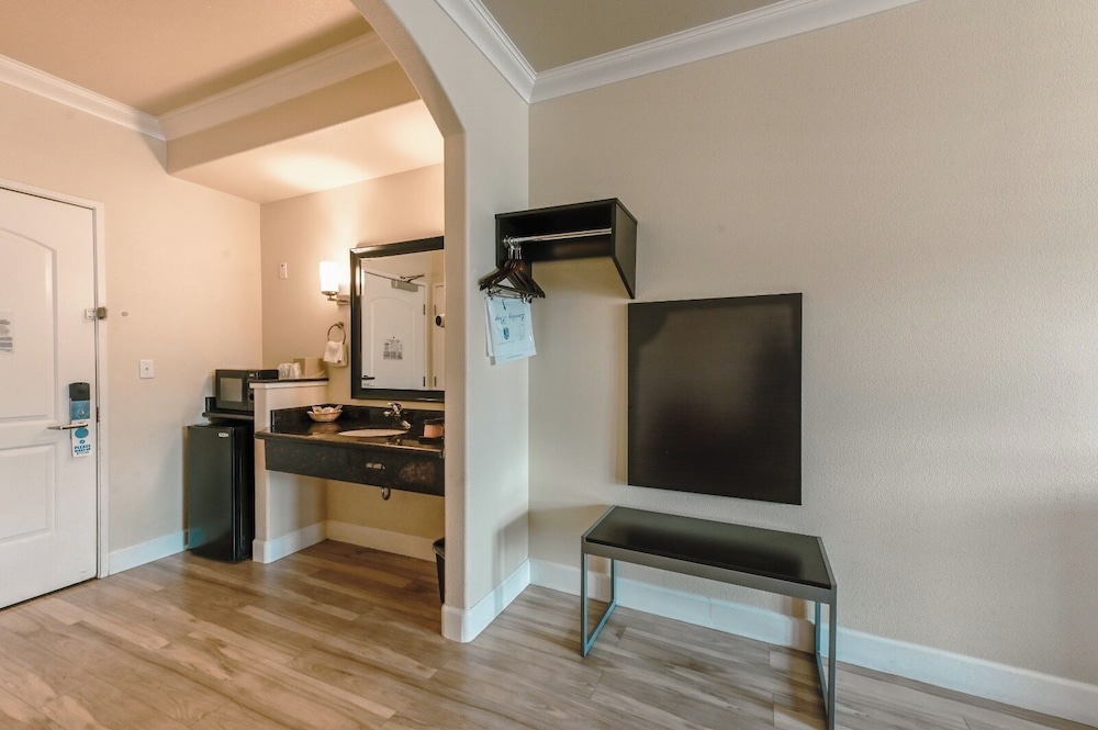 Gateway Inn and Suites Hotel 44/46