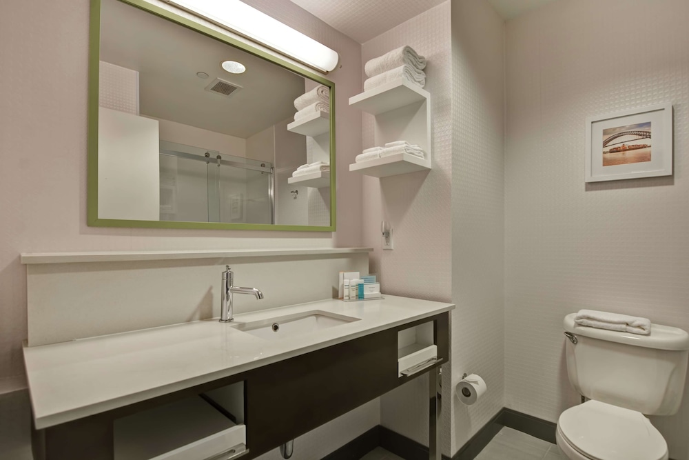 Hampton Inn Suites Newark Harrison Riverwalk 15/60