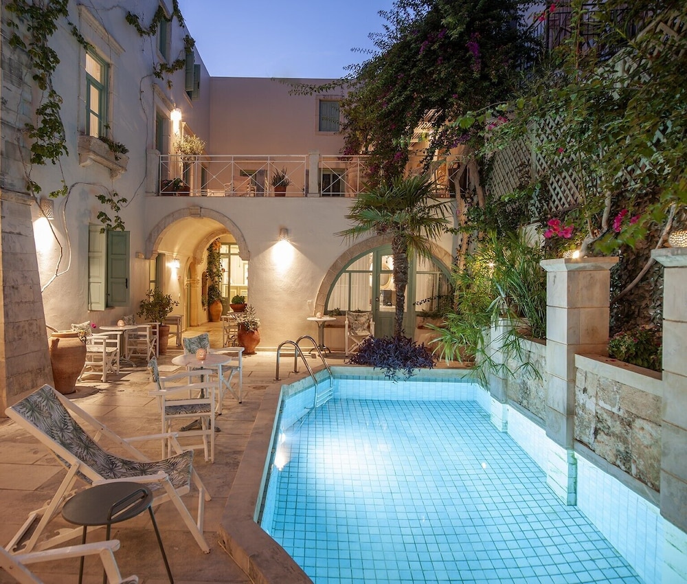 Mythos Suites Hotel 64/68