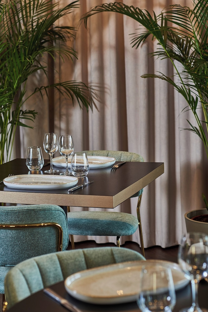 Gatsby Hotel and Restaurant By HappyCulture 22/50