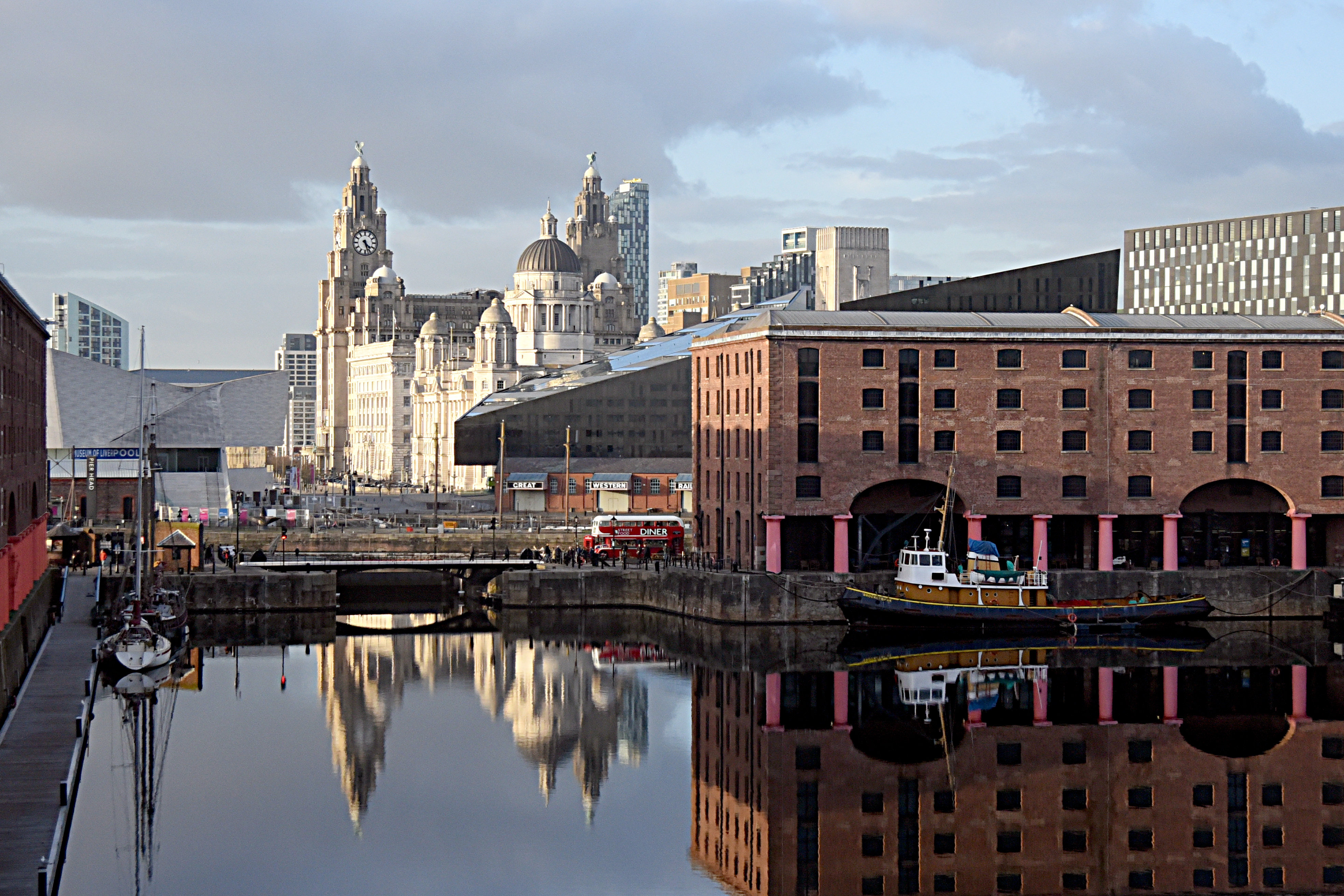 Holiday Inn Express Liverpool Royal Albert Dock 75/76