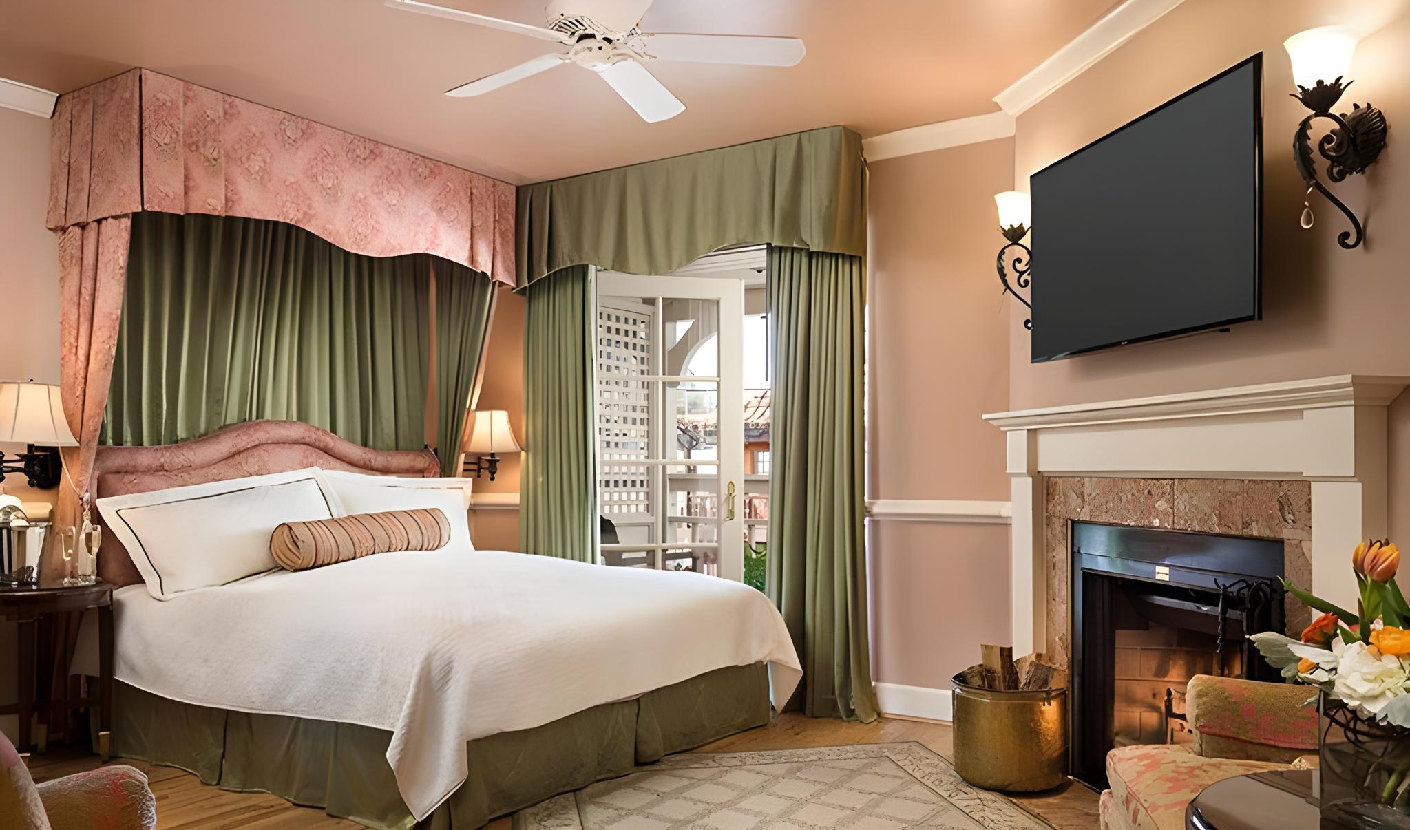 Cannery Row, King Bed, with View
