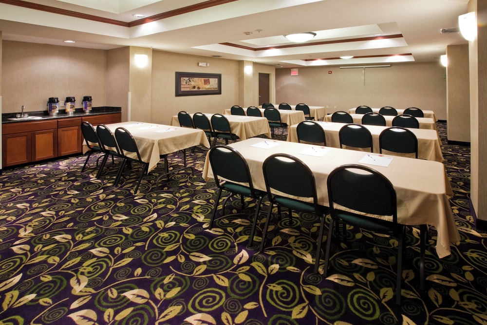 Holiday Inn Express Hotel and Suites Ada 51/57