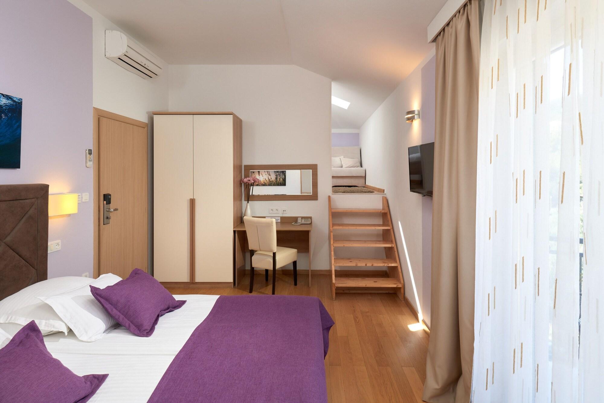 غرفة قياسية بسرير مزدوج بإطلالة على المسبح بشرفة، Hotel Fortuna 4/8