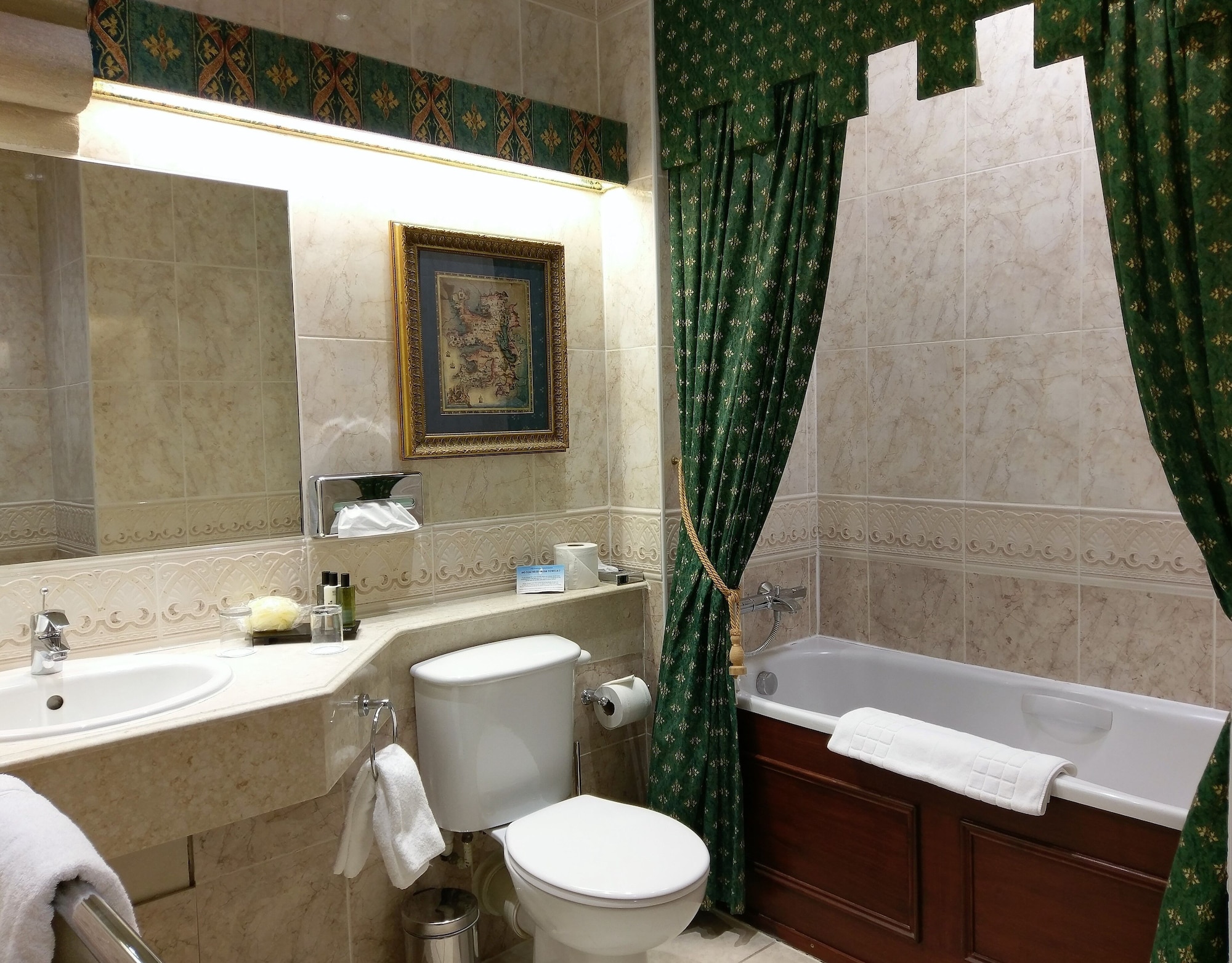 جناح بسرير كوين، Langley Castle Hotel 3/5
