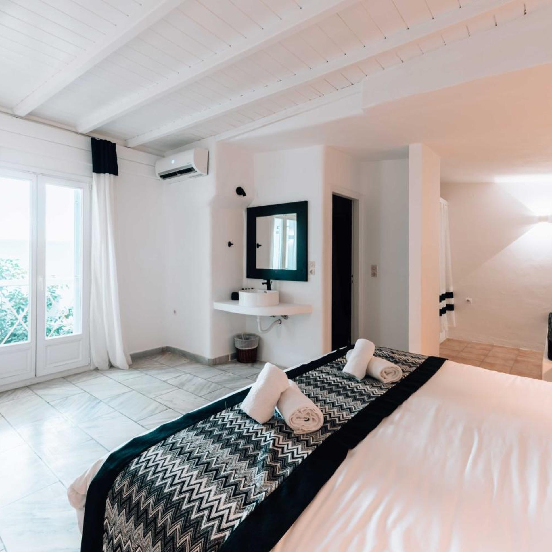 ROOM, DOUBLE BED
