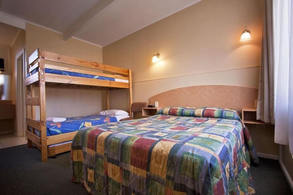 PARKVILLE MOTEL 18/56