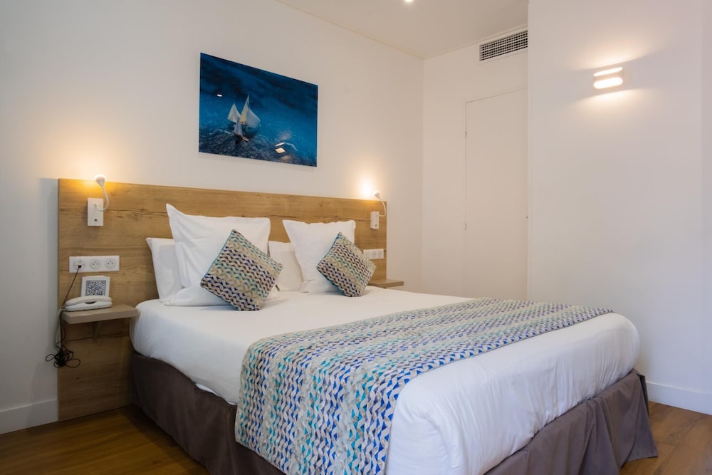 Room at Hotel de la Fontaine, NICE