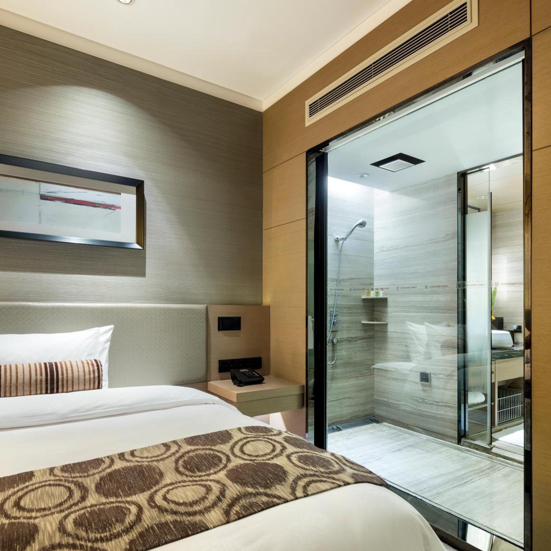 Longchamp Garden Hotel 8/35