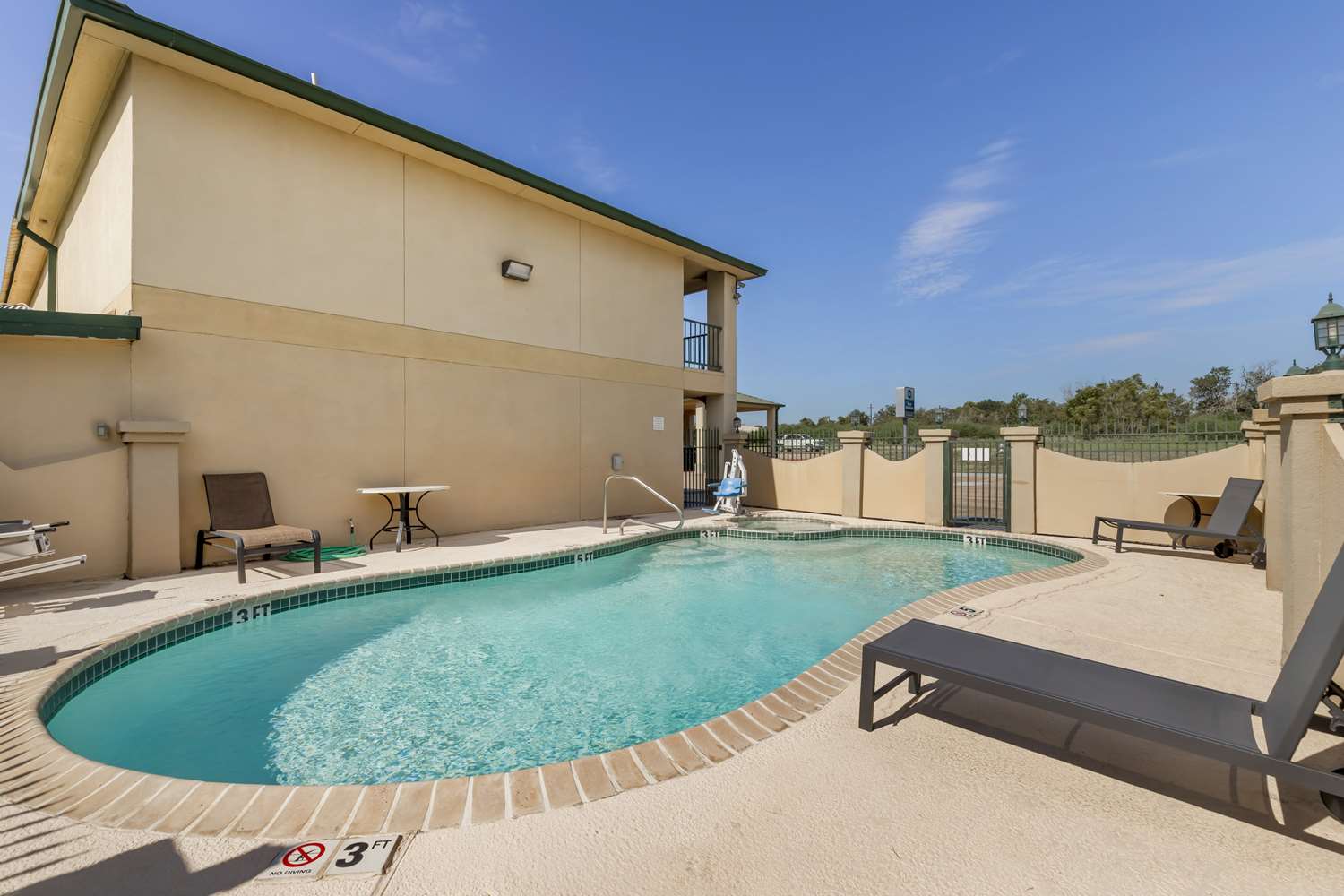 Best Western Executive Inn Hallettsville 11/12