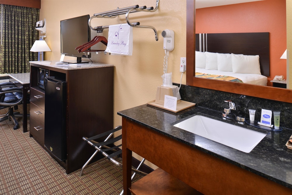 Douglas Inn And Suites 35/41