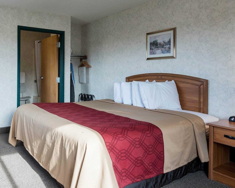 Econo Lodge Inn & Suites Canandaigua - Fingers Lake Area 14/37