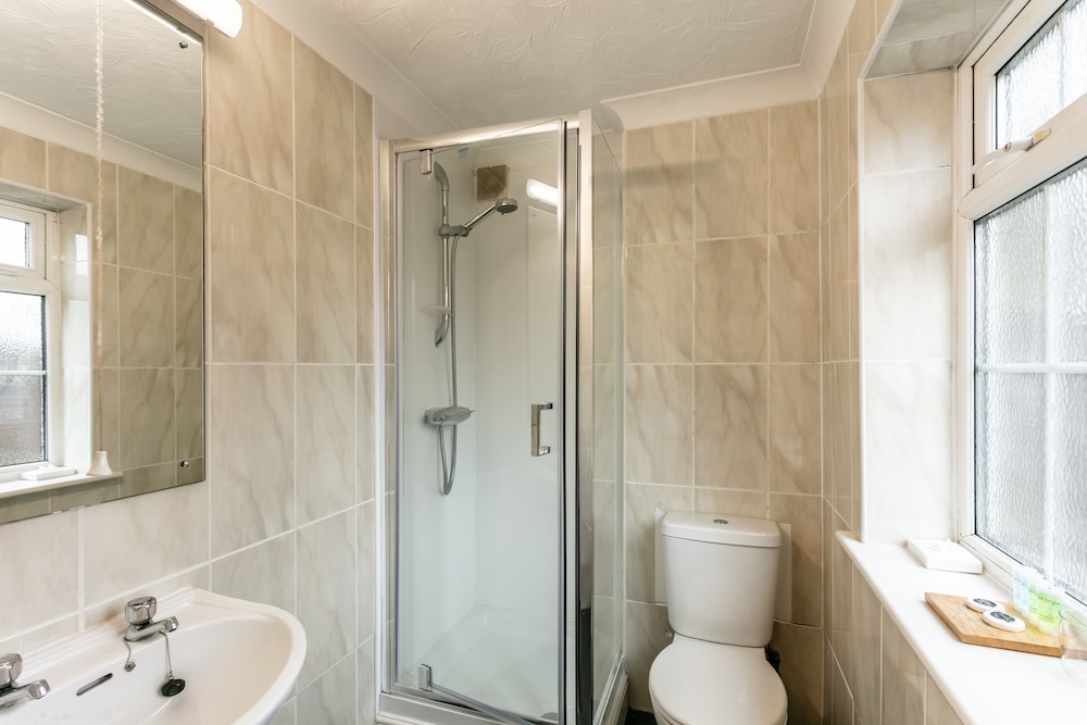 Roydon Marina Village Hotel 43/49