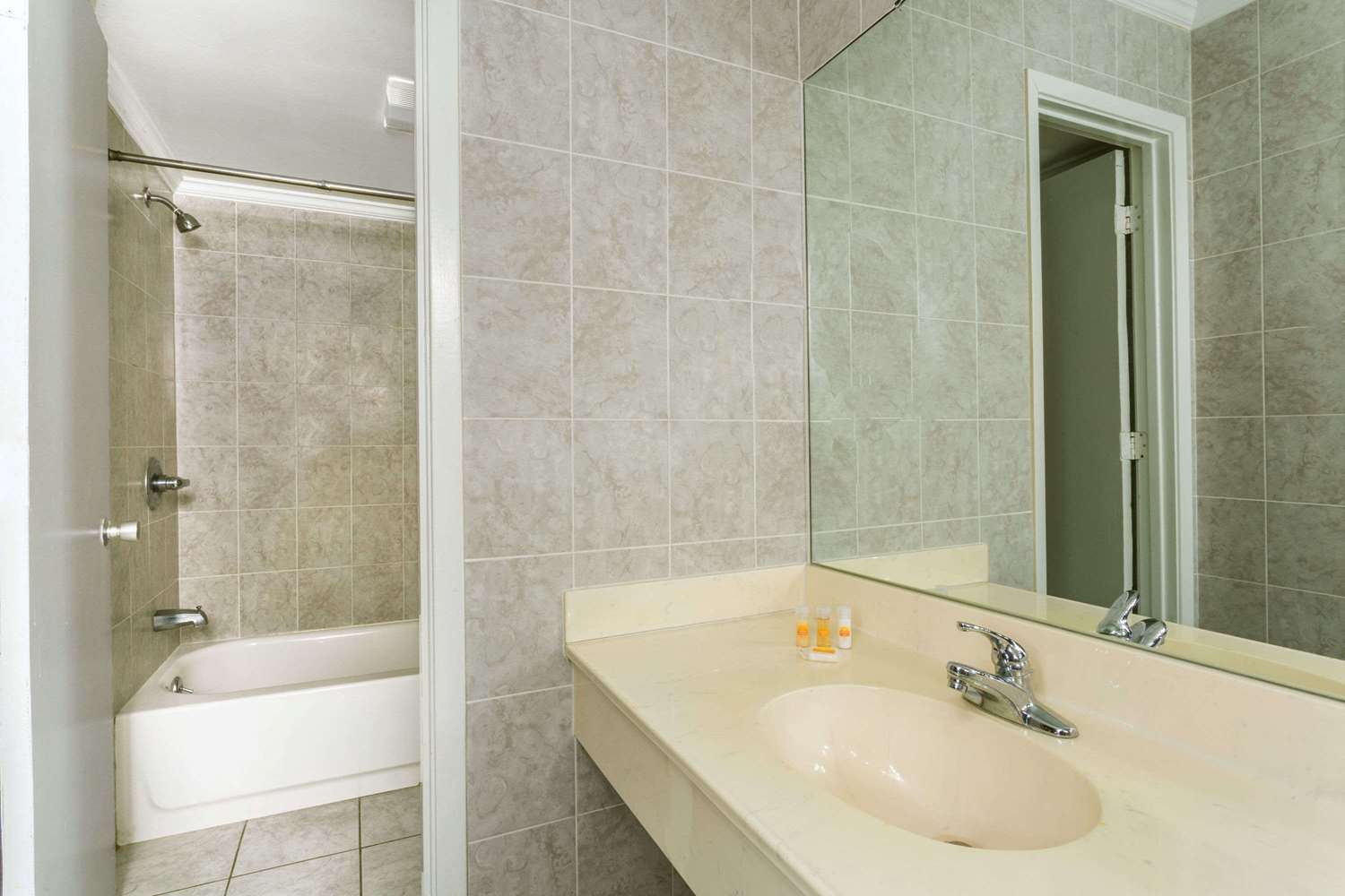 Days Inn by Wyndham Slidell 20/23