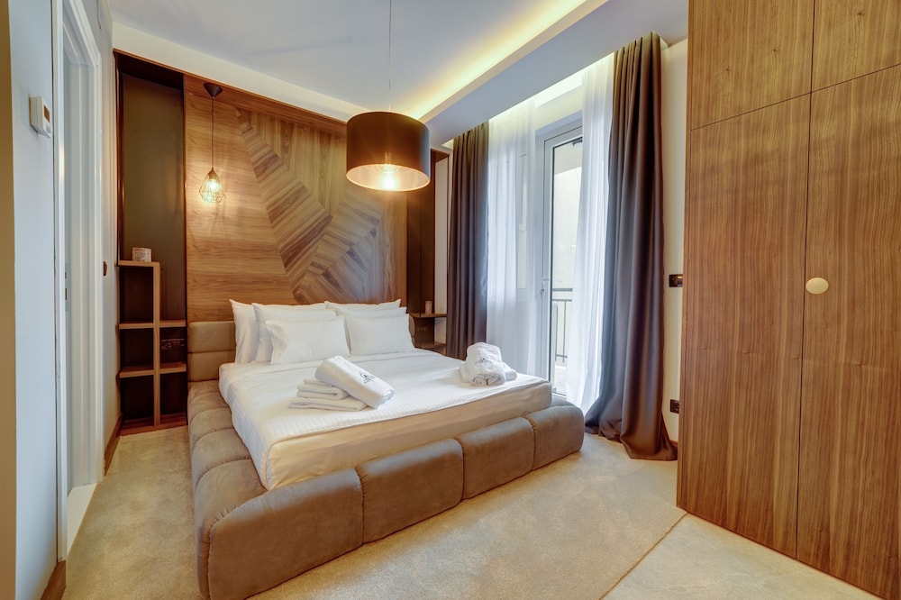 STANDARD, QUEEN BED