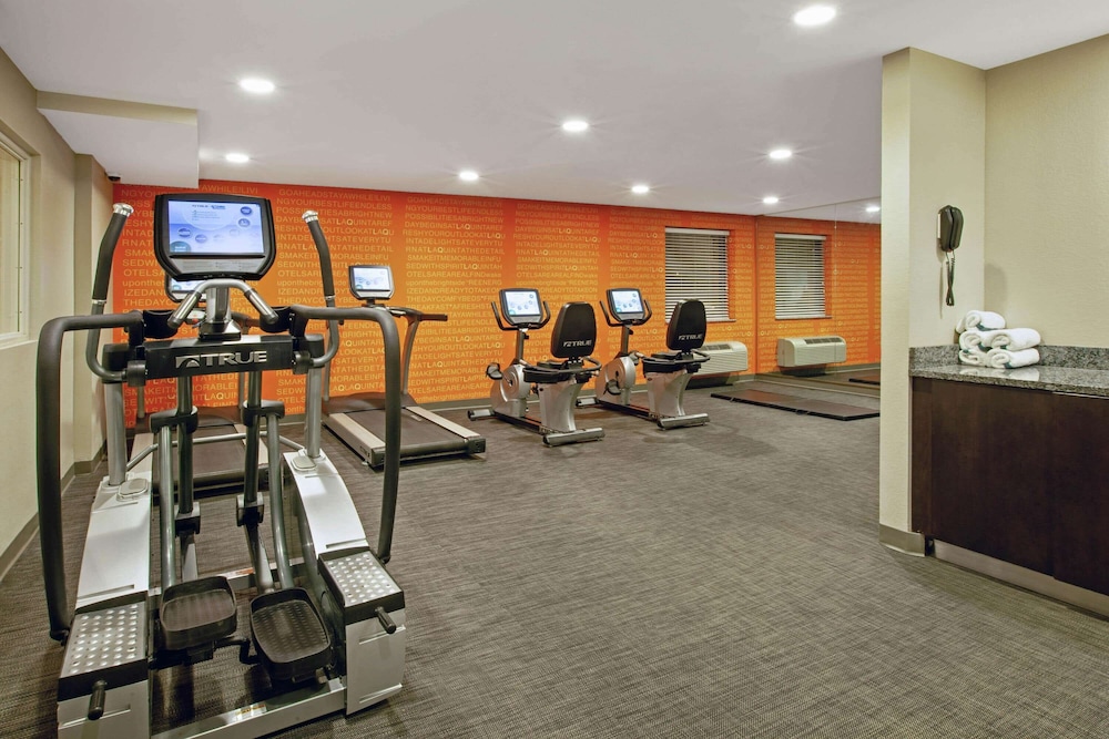 La Quinta Inn & Suites by Wyndham Detroit Metro Airport 22/55