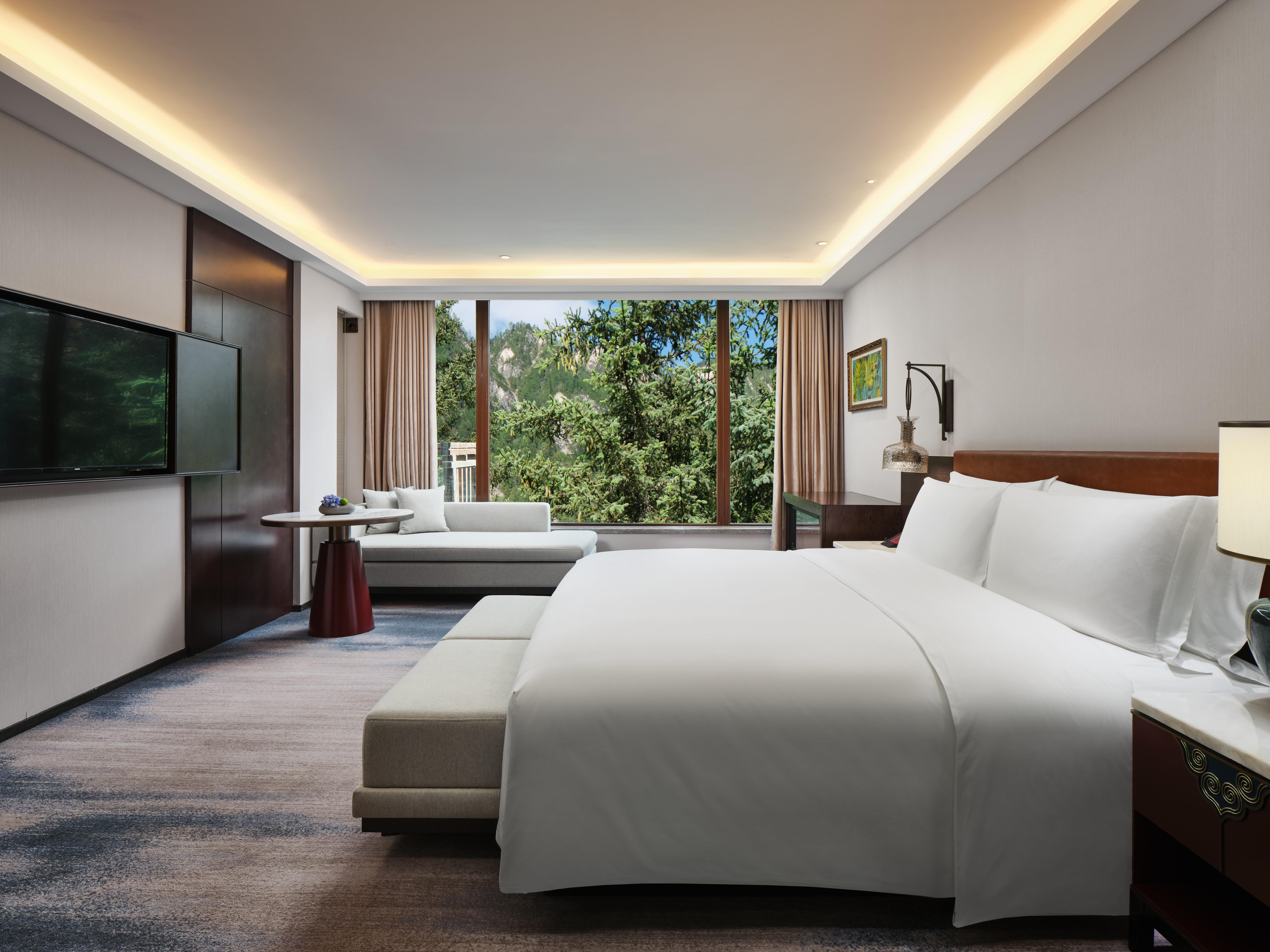 1 Bedroom, Suite, King Bed, Balcony, Lounge Access