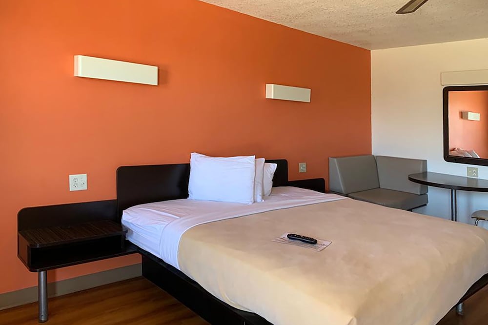 Motel6 Cameron, MO 17/29