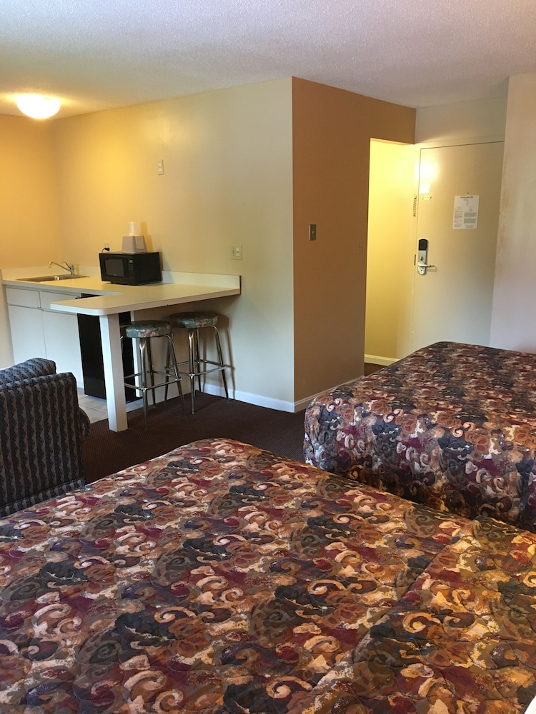 Gold Star Inn Suites 13/40