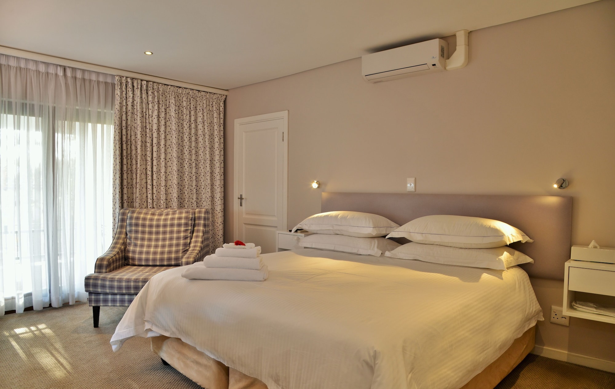 SUPERIOR, DOUBLE OR TWIN BED