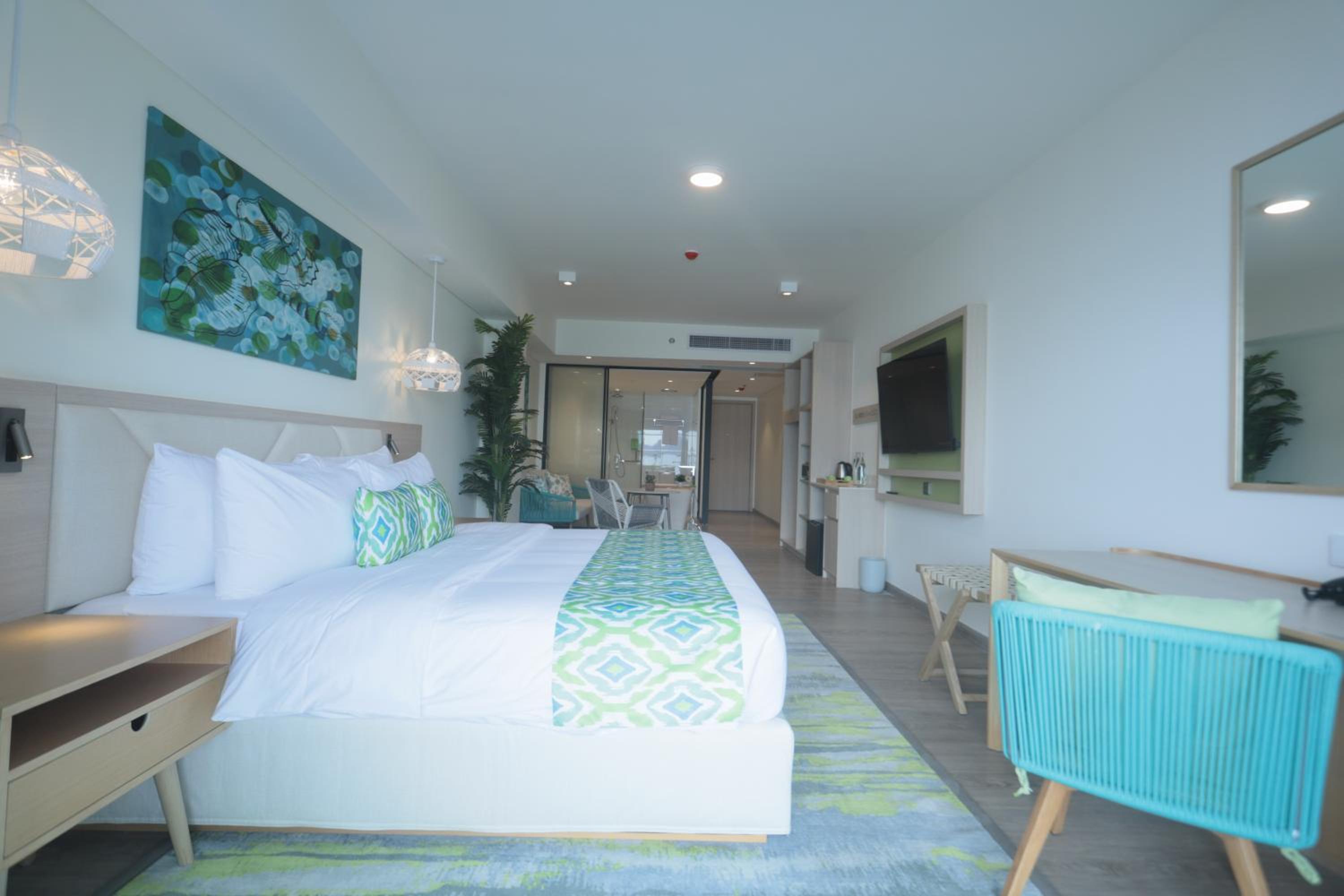 Premier, Suite, King Bed 3/7