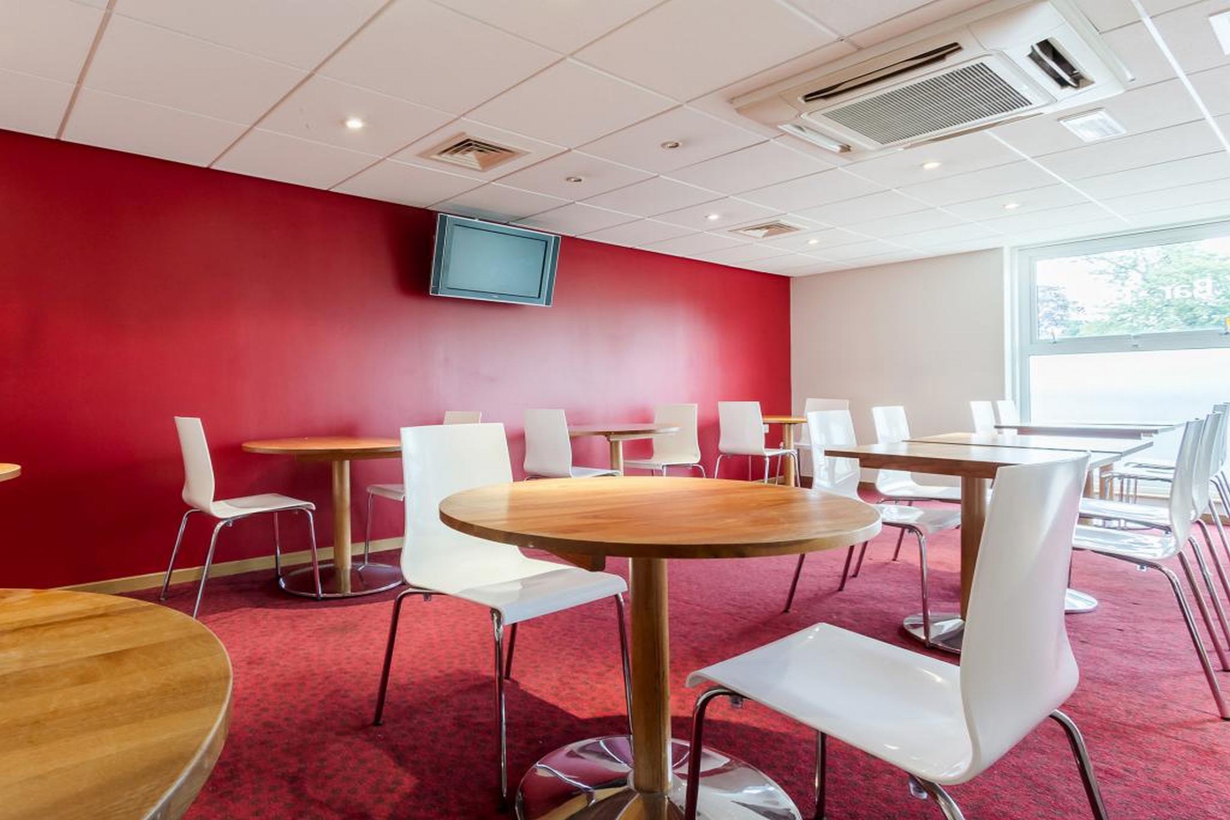 Travelodge Camberley 17/18