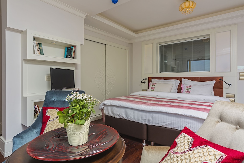 Ada Hotel 30/77