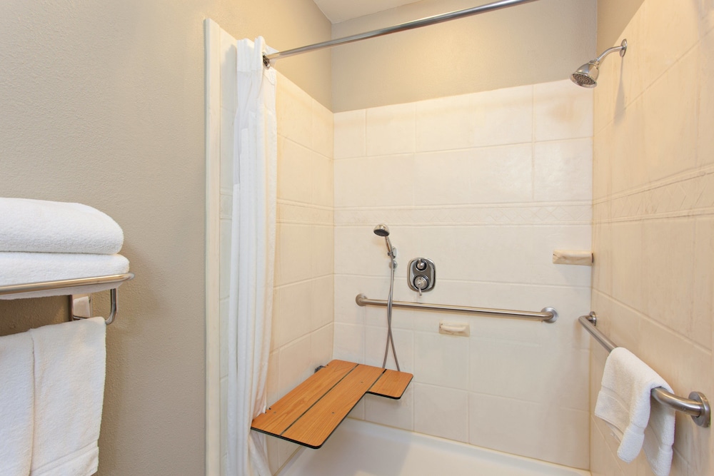 Holiday Inn Express Hotel & Suites Wharton 12/50