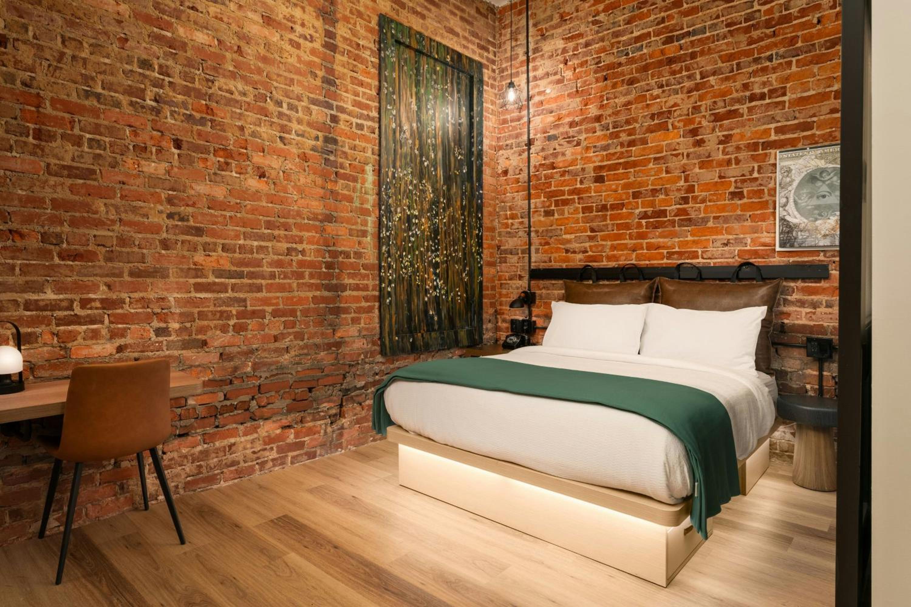 Room, Queen Bed, No Window, Accessible