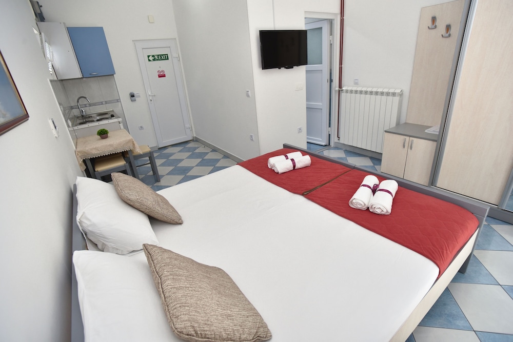 D D Apartments Tivat 12/18