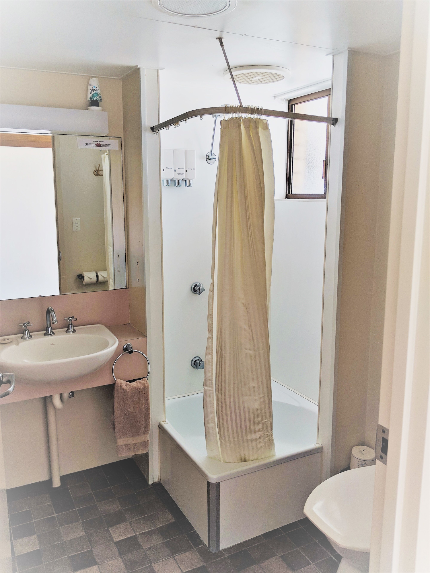 2 Bedrooms, 1 Single and 2 Queen Beds, Garden View 5/5