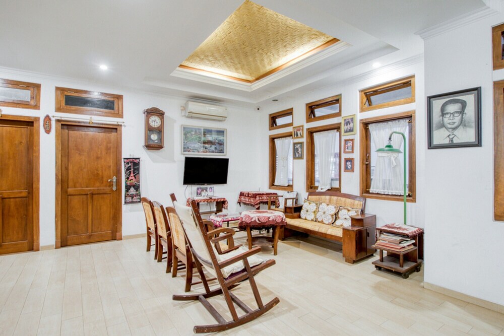 RedDoorz Plus near Lempuyangan Station 4 34/42