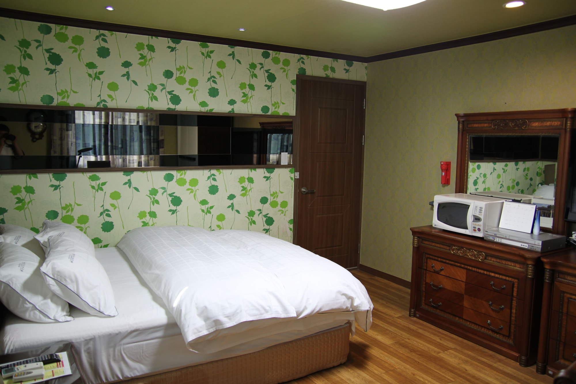 DELUXE, TWIN BEDS