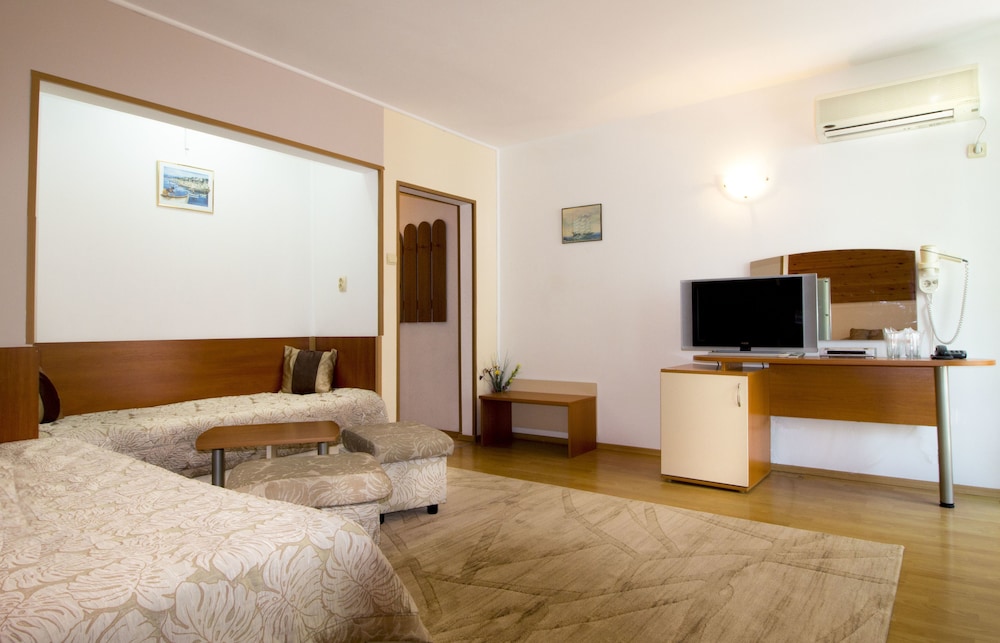 FAMILY HOTEL VENERA 38/48