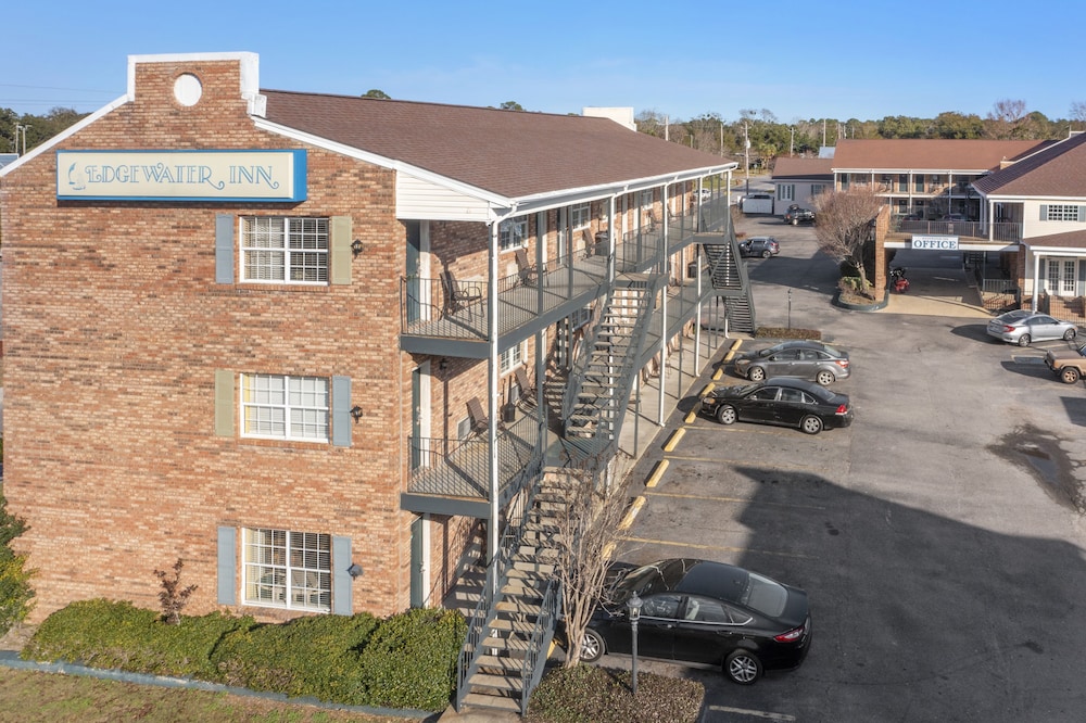 Edgewater Inn 38/51
