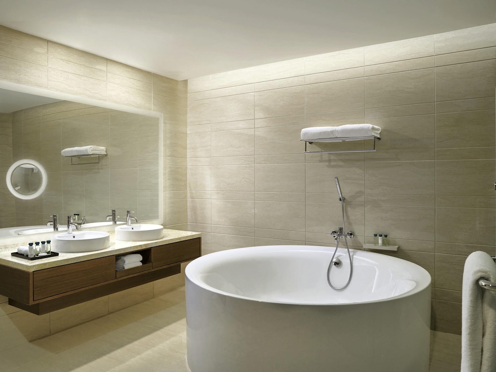Movenpick Hotel & Convention Centre KLIA 62/63