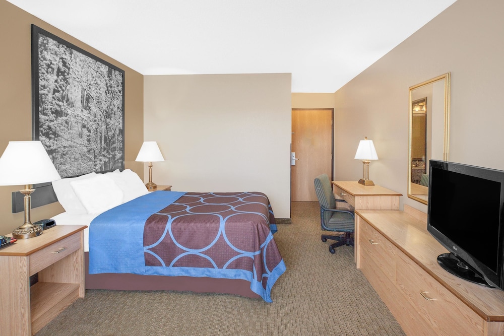 Super 8 by Wyndham Seville 4/25