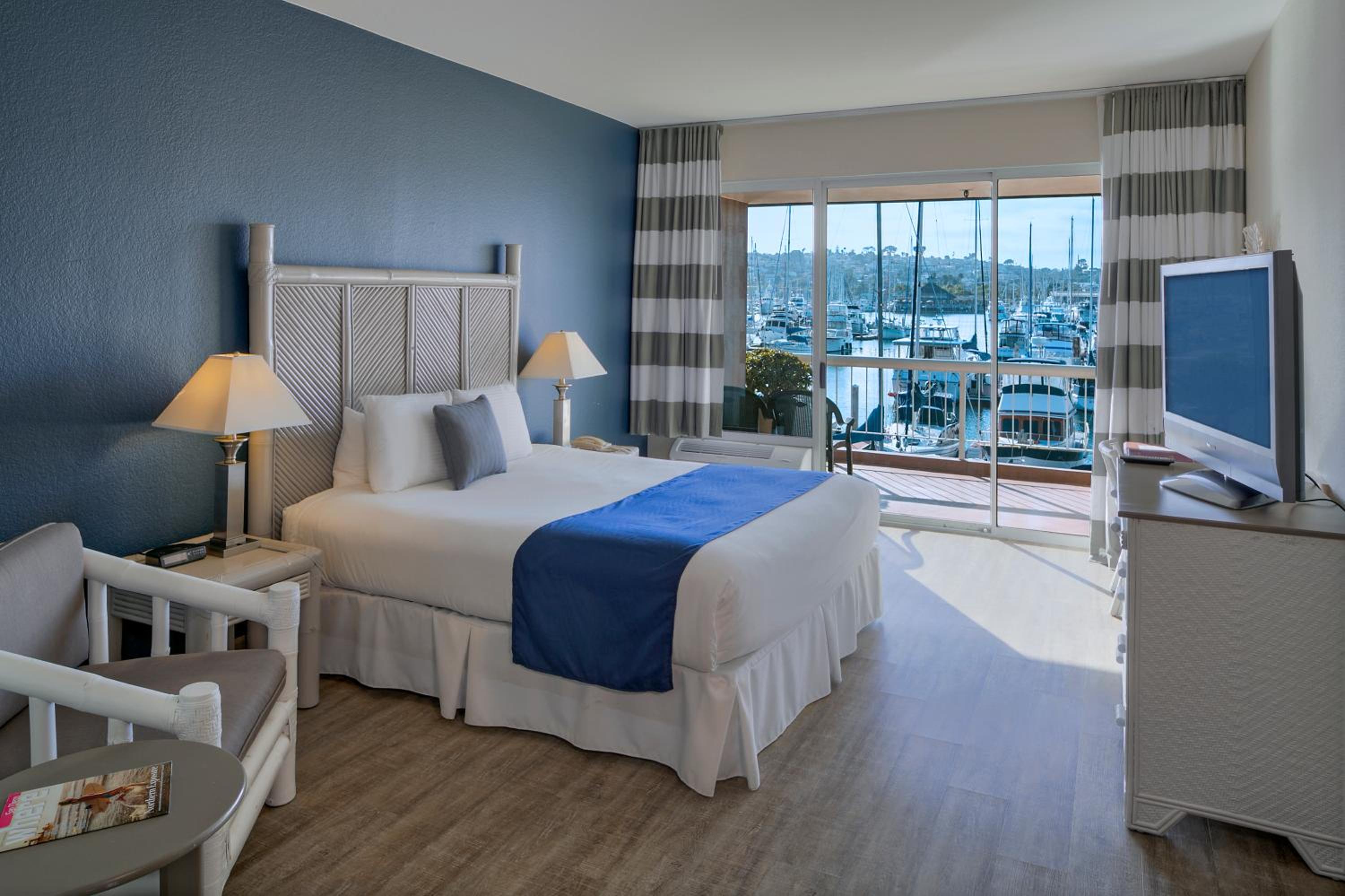 Marina, King Bed, Ground Floor، Bay Club Hotel & Marina 2/3