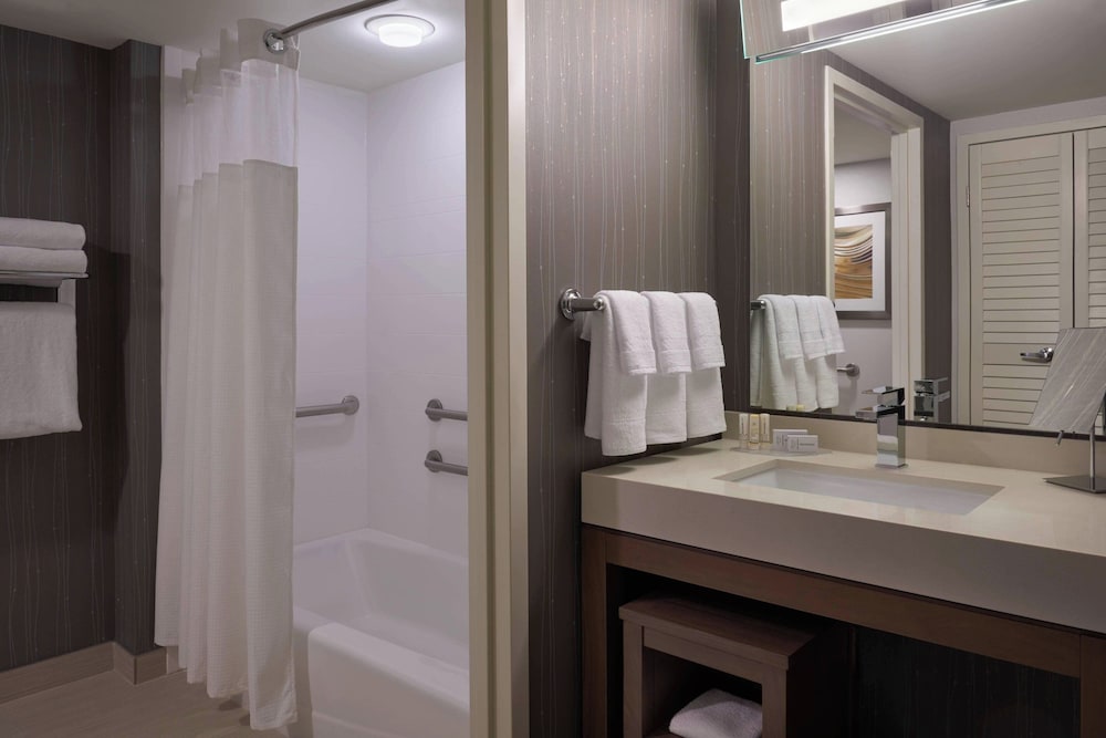 Room, 2 Queen Beds, Airport View, Accessible، Courtyard Marriott Toronto Airport 3/3