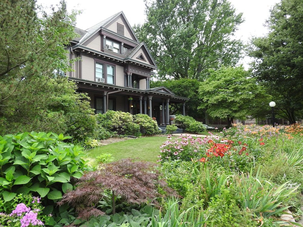 Champaign Garden Inn 43/50