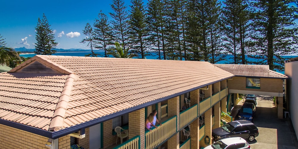 Bay Motel 4/57