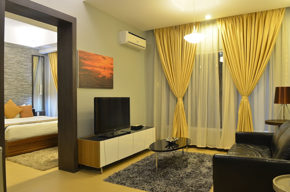 D Hotel And Suites 40/50