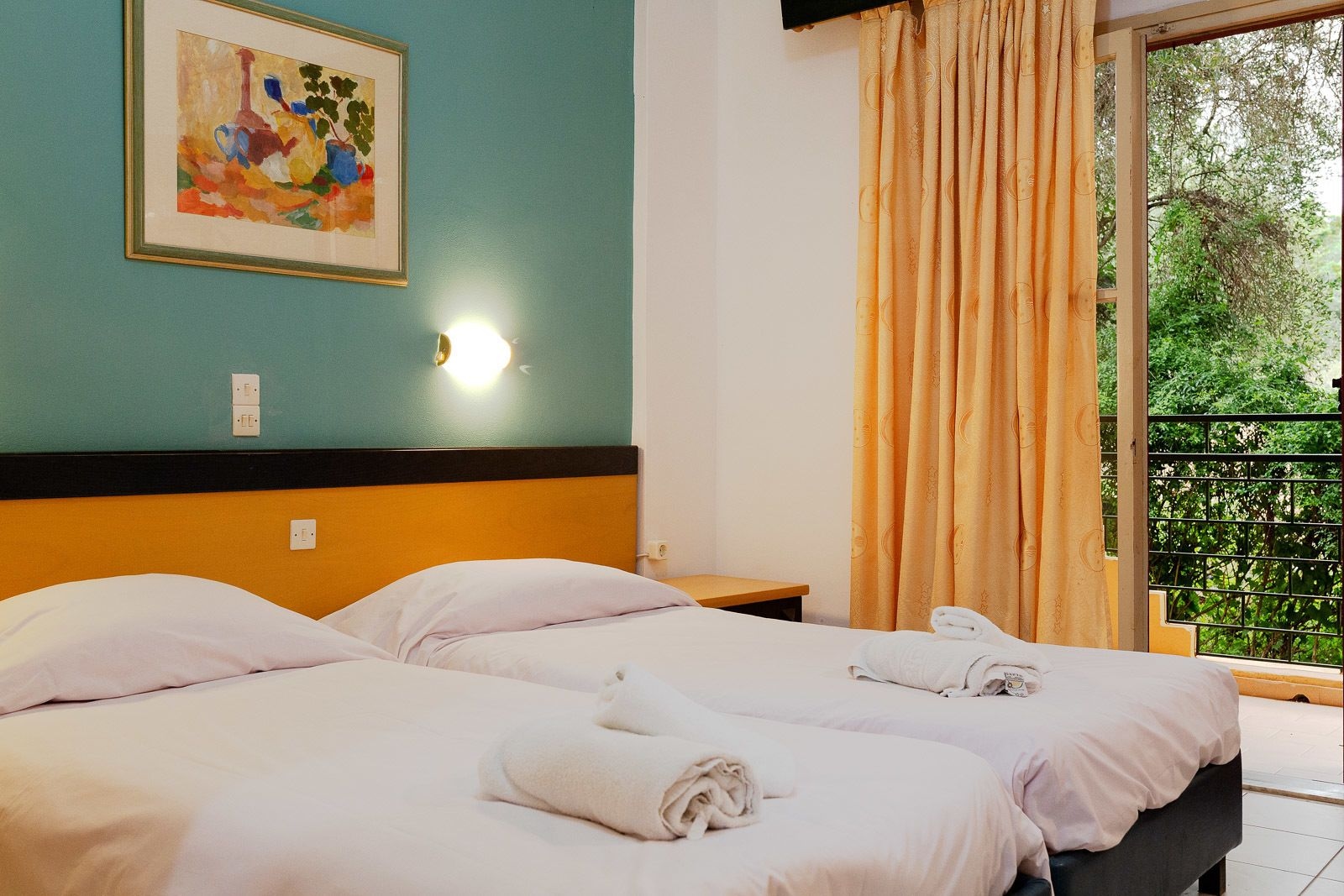 غرفة بسريرين منفصلين مع أريكة، Wilde Rose Hotel 3/10