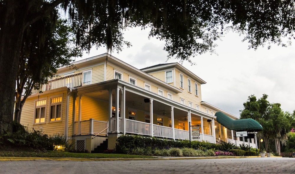 Lakeside Inn 2/67
