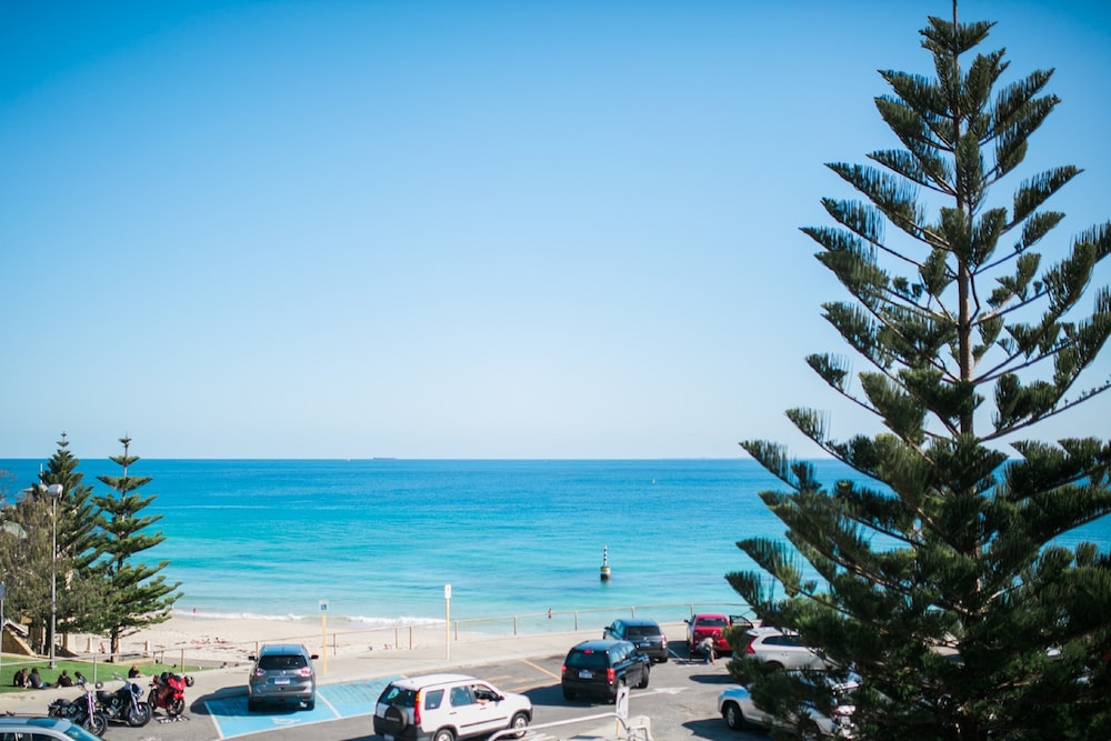 Cottesloe Beach Hotel 31/68