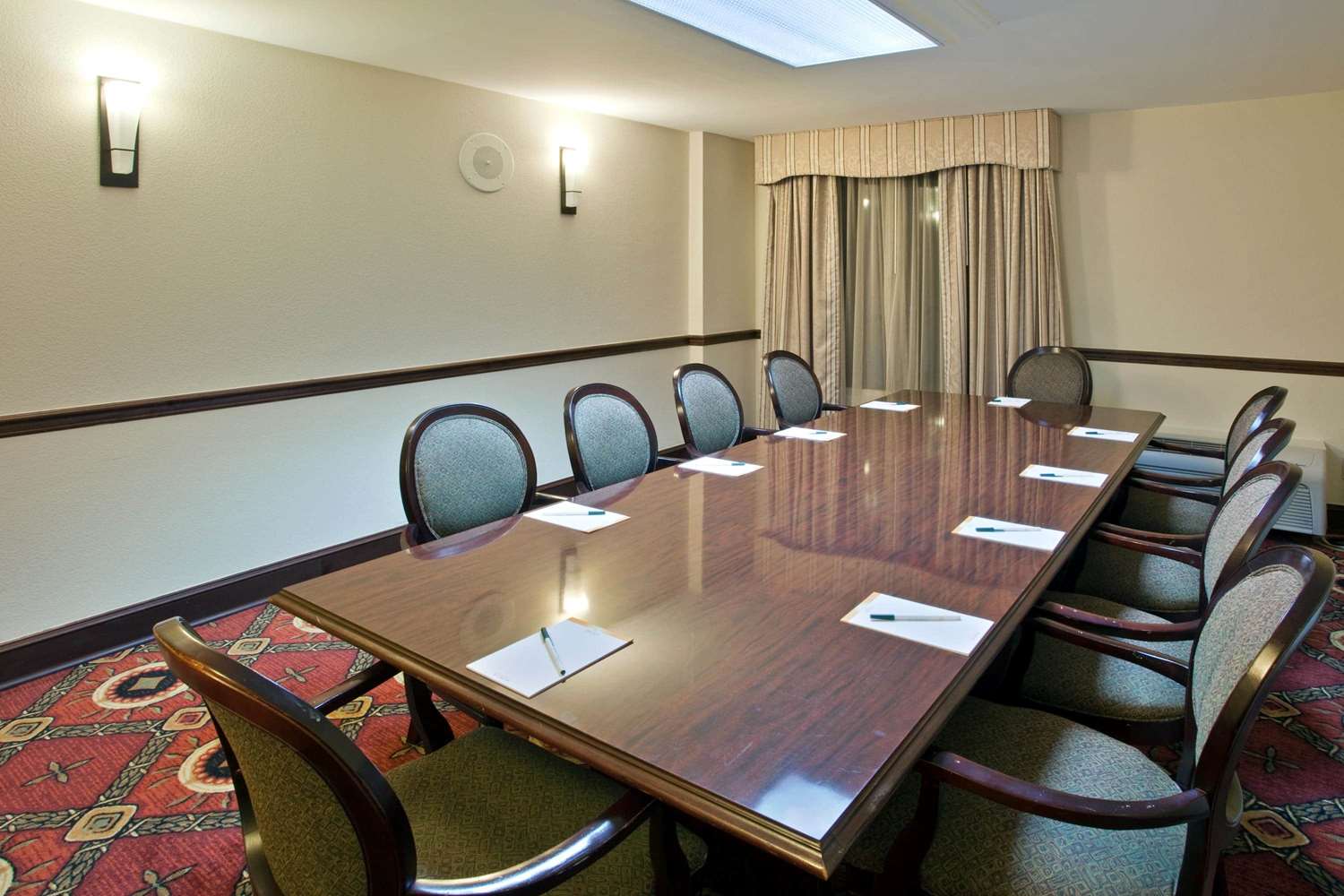 La Quinta Inn & Suites by Wyndham Downtown Conference Center 30/33