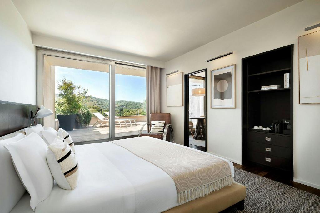 1 Bedroom, Classic, Suite, King Bed, Golf Course View, Terrace, Small, High Floor